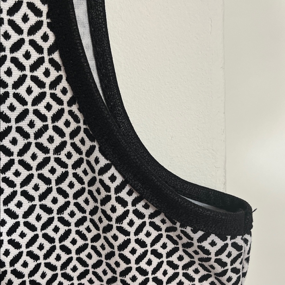 Max Studio Monochrome Patterned Tank Top - Picture 4 of 6